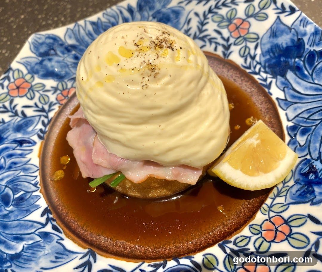 Eggs Benedict with Lemon Wedge