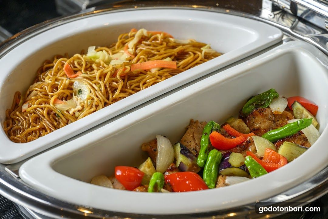 Chafing Dish with Noodles and Stir-Fry
