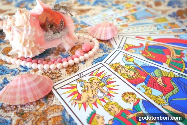 Tarot Cards and Shells