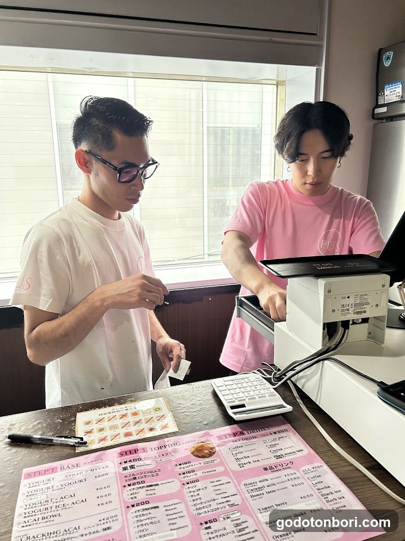 PLUS心斎橋・アメ村店 グリークヨーグルト×アサイーカフェ