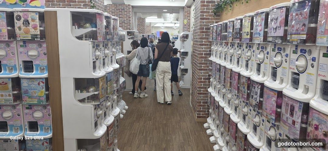 gashacoco Namba Ebisu Bashi-Suji (Capsule Toy Store)