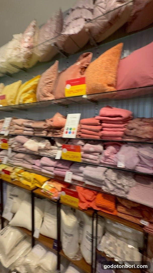 Uniqlo Namba store