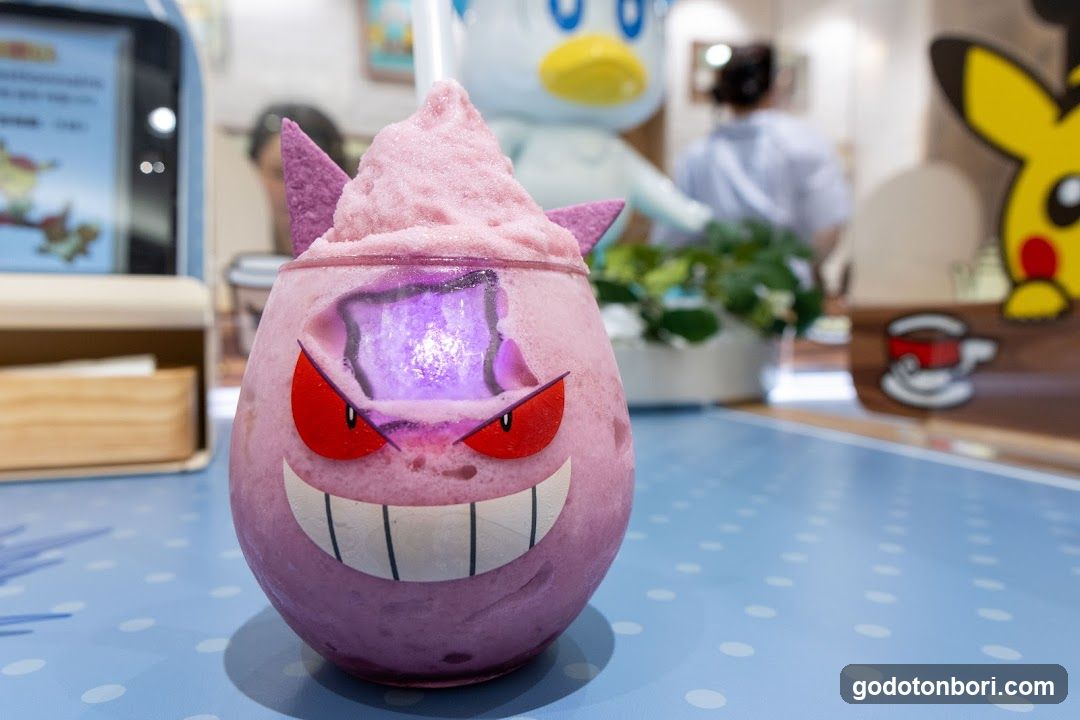 Gengar-themed drink at a Pokémon cafe