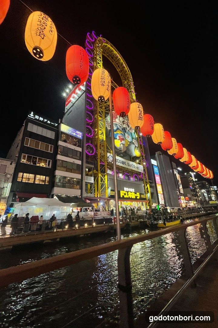 Night scene with illuminated lanterns and buildings
