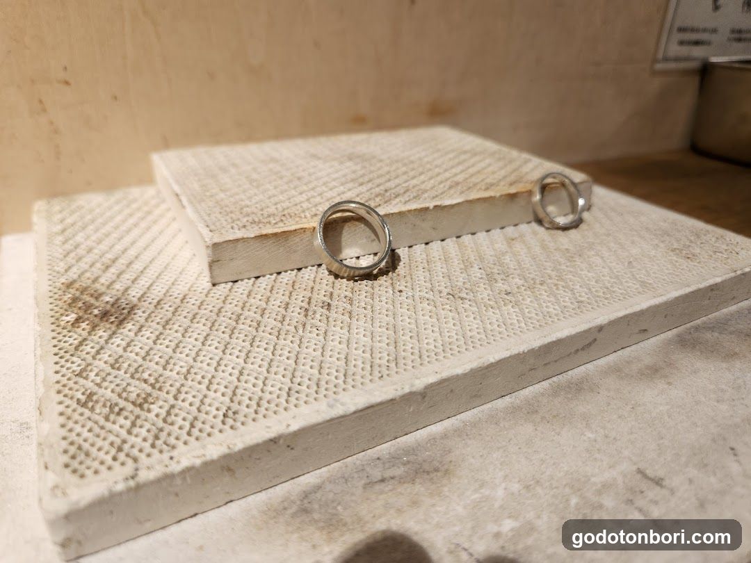 Rings on textured display block