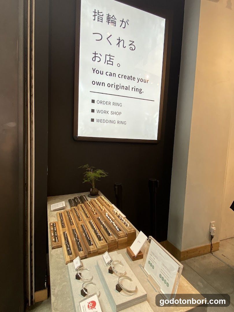 Custom Ring Shop Interior Display