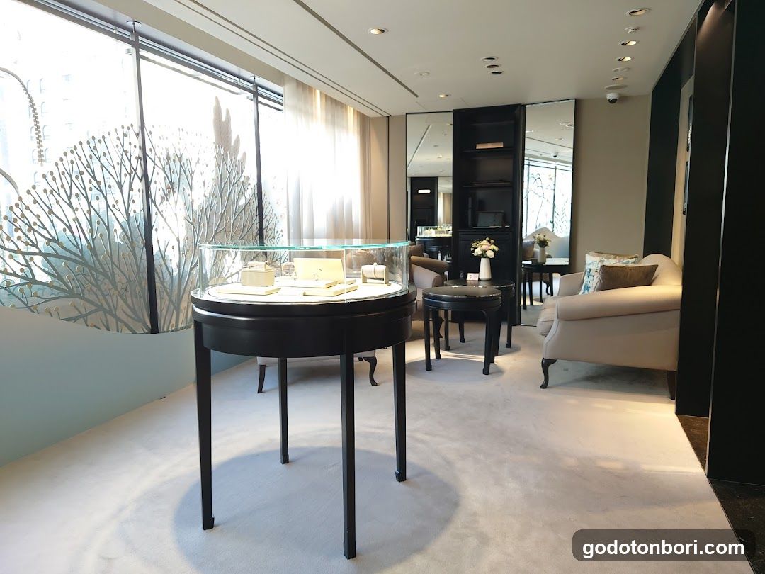 Van Cleef & Arpels (Osaka - Shinsaibashi) ヴァン クリーフ＆アーペル 心斎橋店