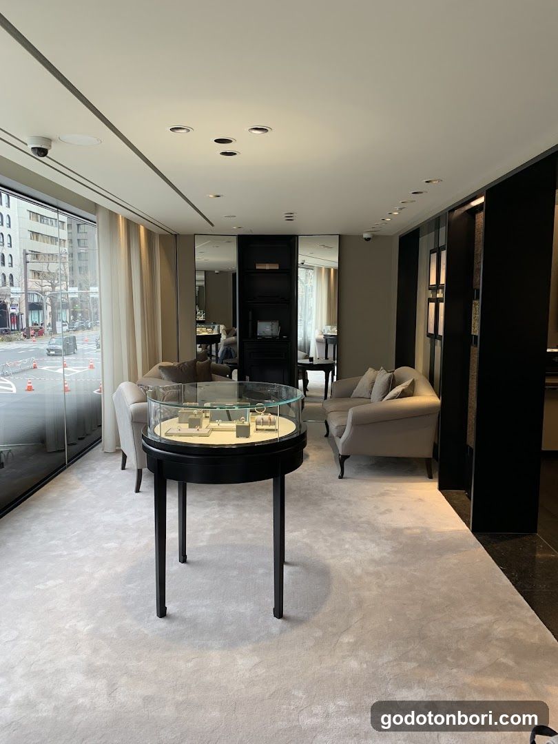 Van Cleef & Arpels (Osaka - Shinsaibashi) ヴァン クリーフ＆アーペル 心斎橋店