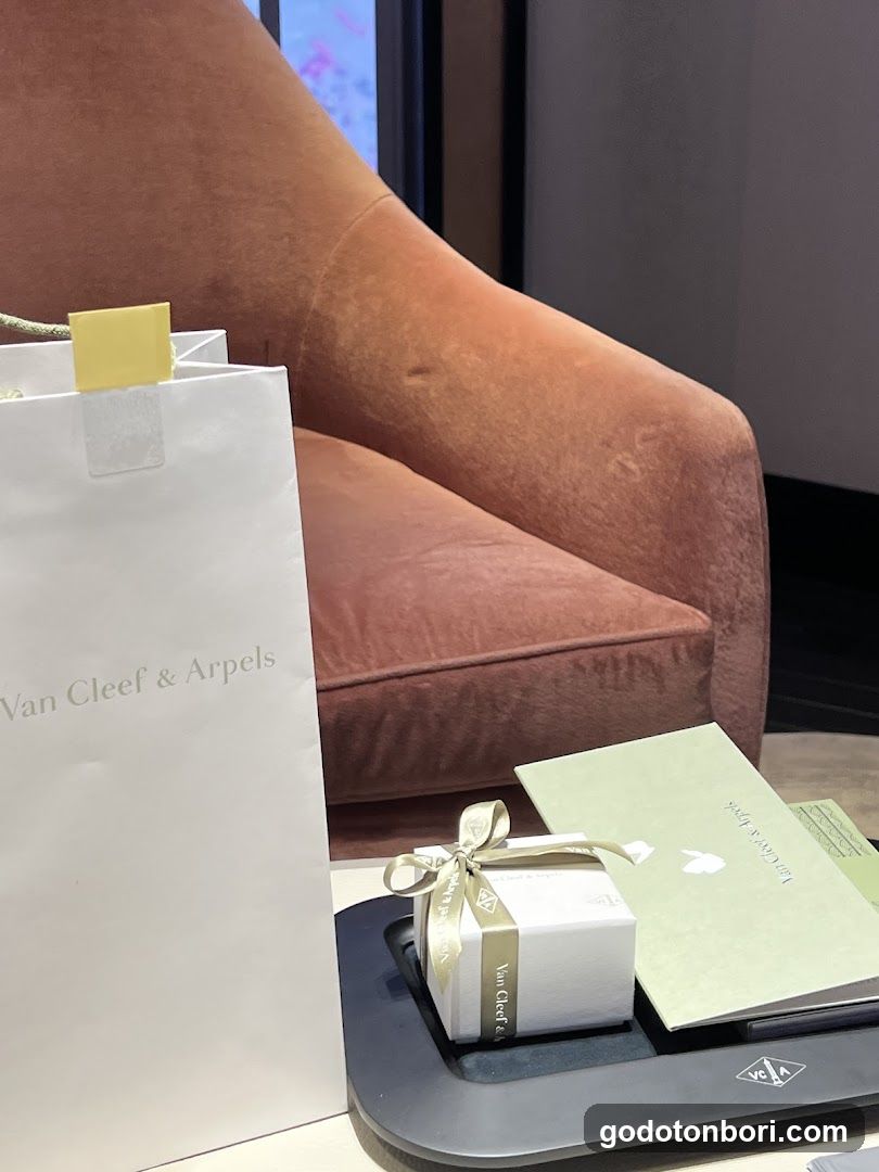 Van Cleef & Arpels (Osaka - Shinsaibashi) ヴァン クリーフ＆アーペル 心斎橋店