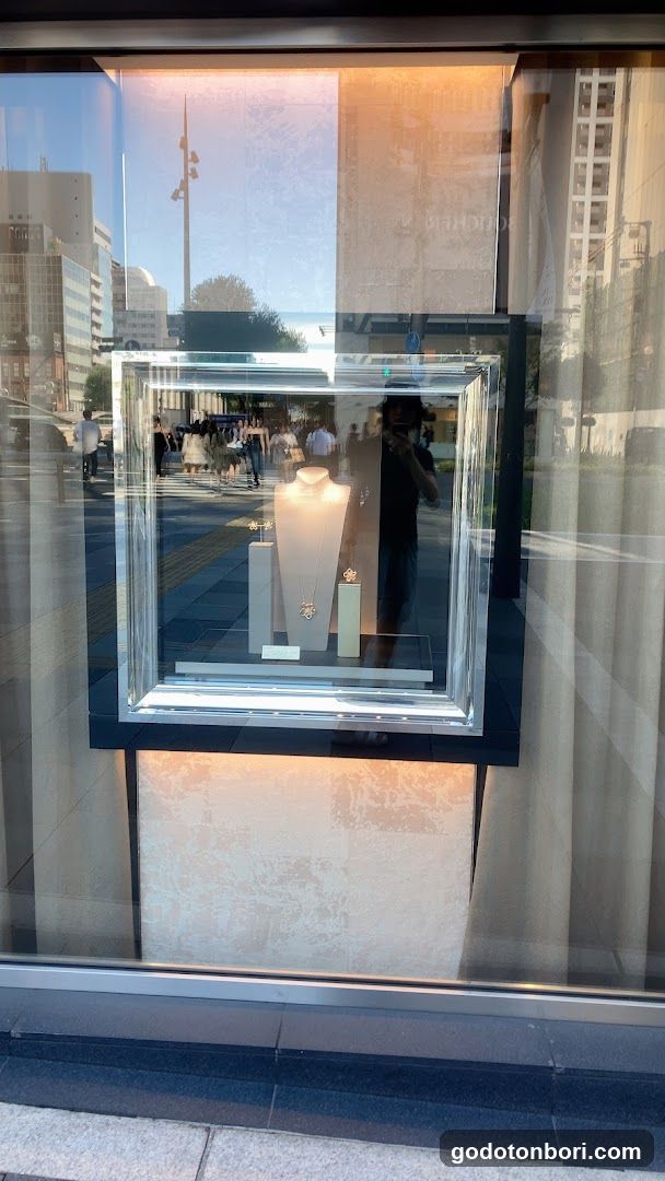 Van Cleef & Arpels (Osaka - Shinsaibashi) ヴァン クリーフ＆アーペル 心斎橋店