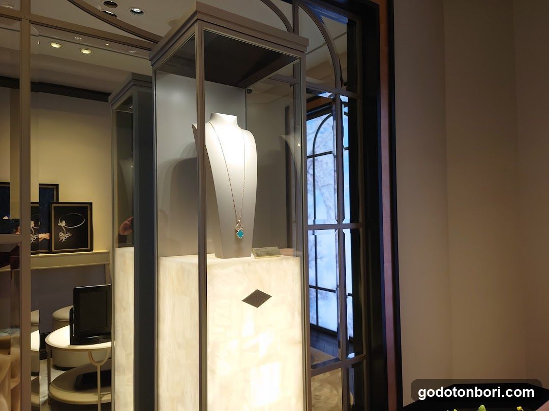 Van Cleef & Arpels (Osaka - Shinsaibashi) ヴァン クリーフ＆アーペル 心斎橋店