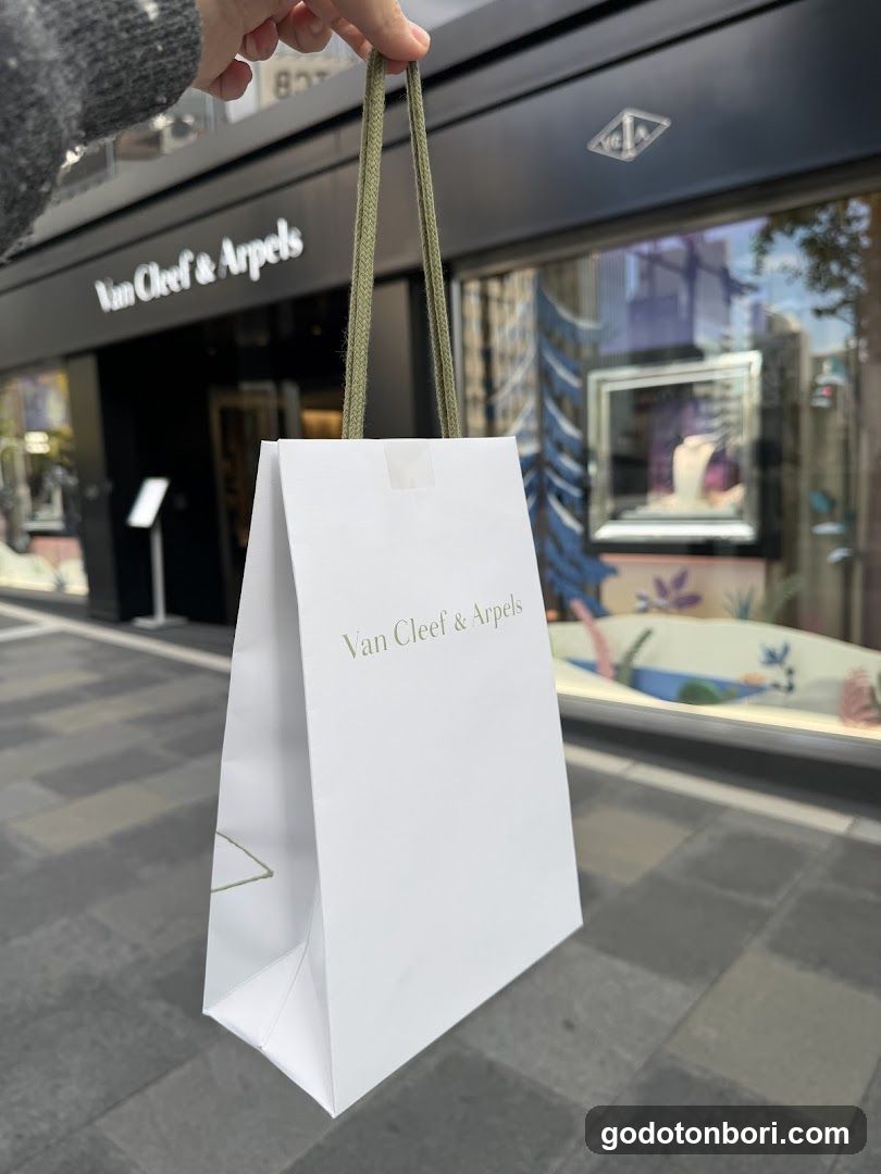 Van Cleef & Arpels (Osaka - Shinsaibashi) ヴァン クリーフ＆アーペル 心斎橋店