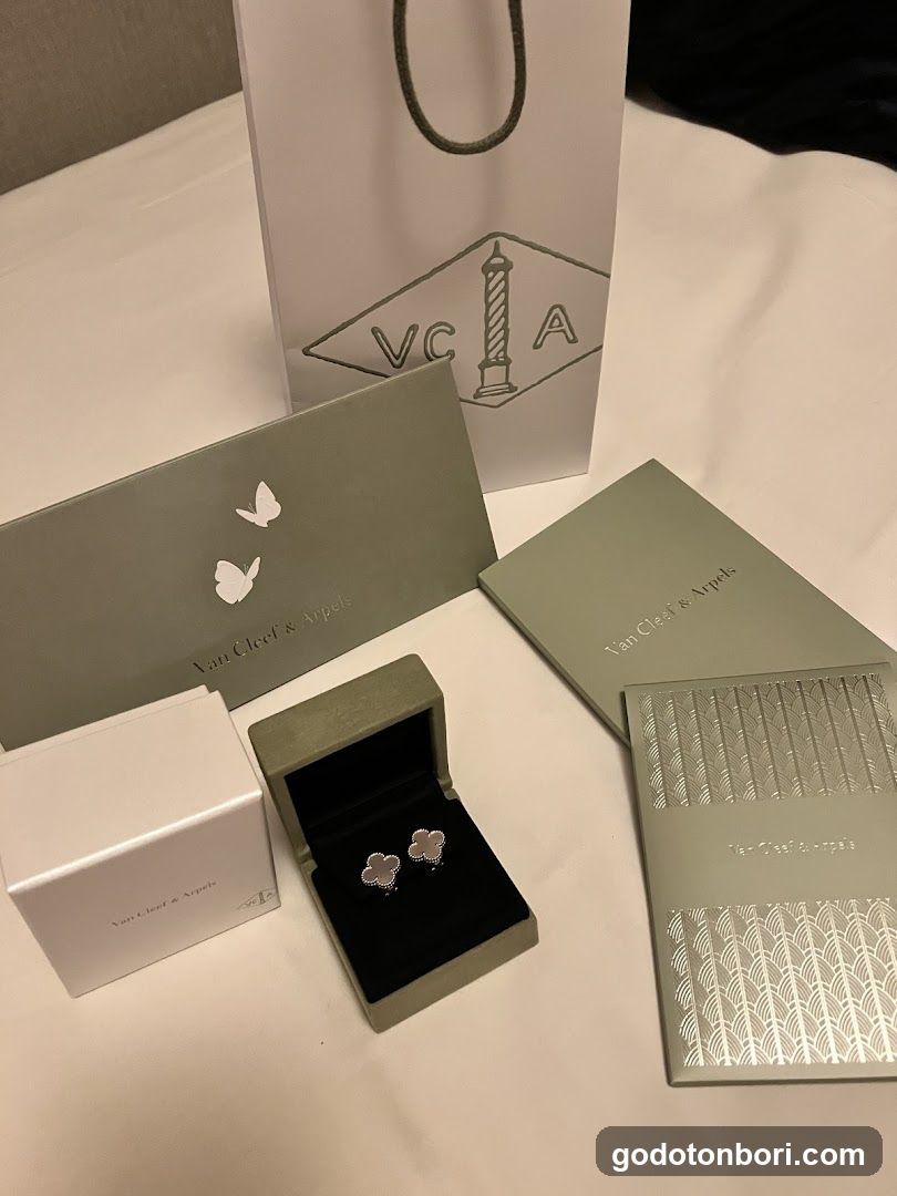 Van Cleef & Arpels (Osaka - Shinsaibashi) ヴァン クリーフ＆アーペル 心斎橋店
