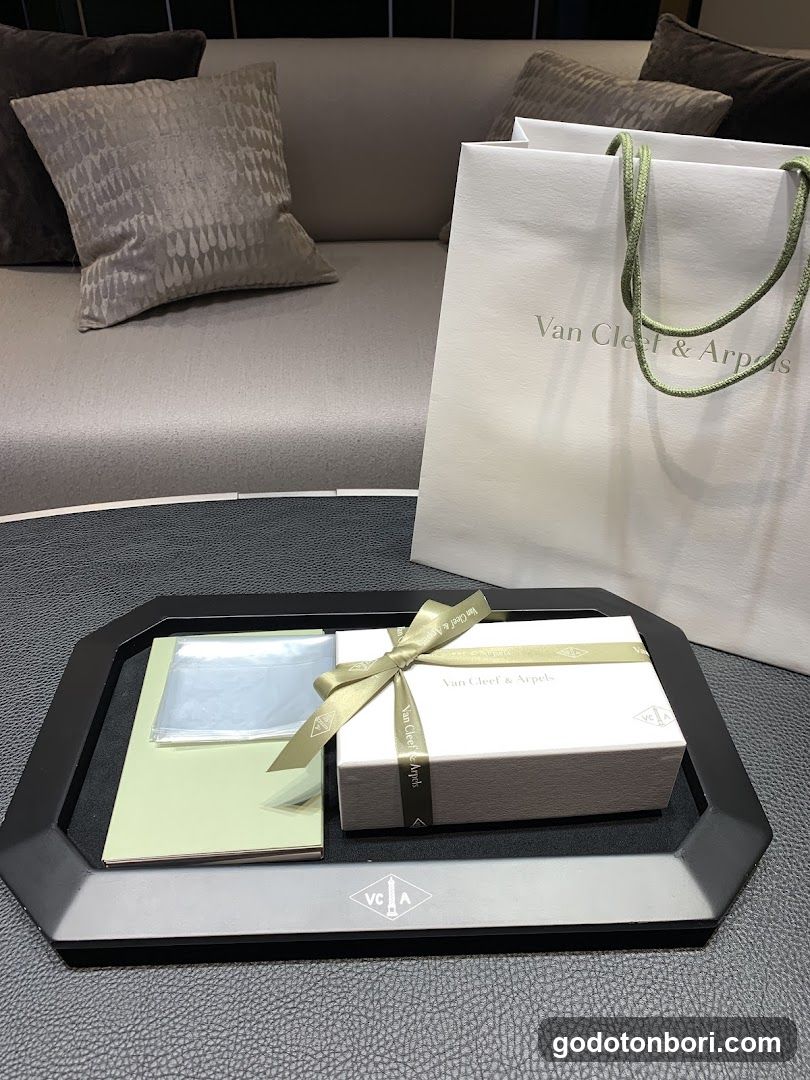 Van Cleef & Arpels (Osaka - Shinsaibashi) ヴァン クリーフ＆アーペル 心斎橋店