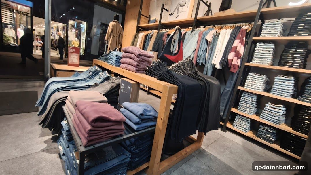 Levi's