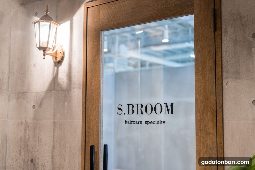 S.BROOM haircaer specialty 難波店