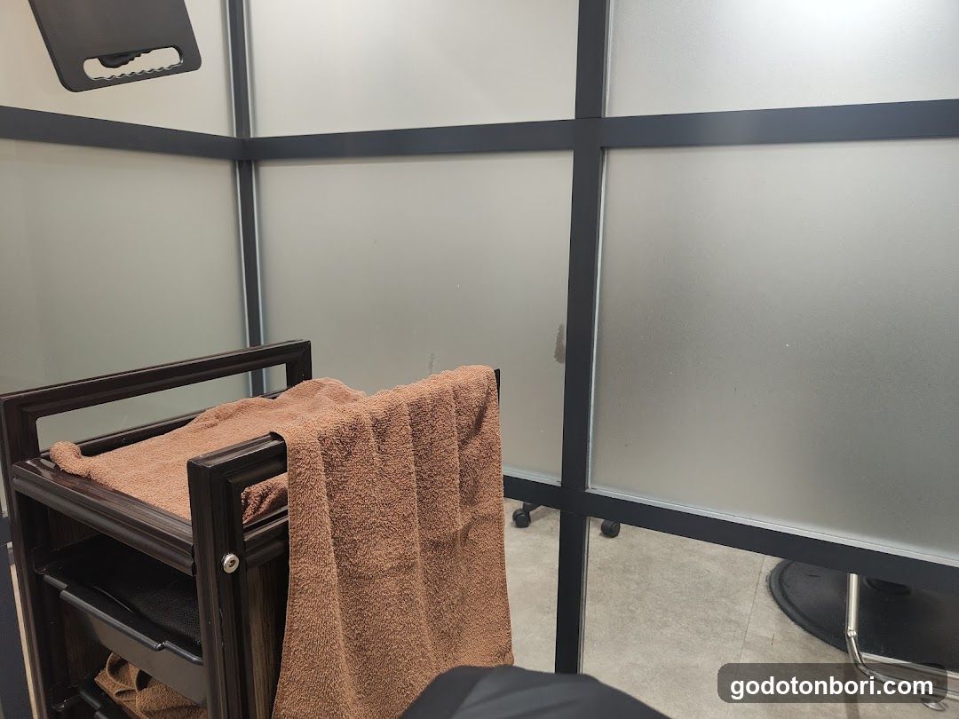 S.BROOM haircaer specialty 難波店 - general