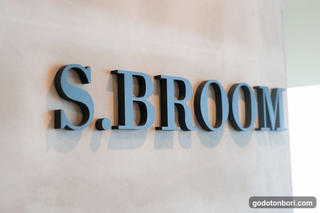 S.BROOM haircaer specialty 難波店 - general