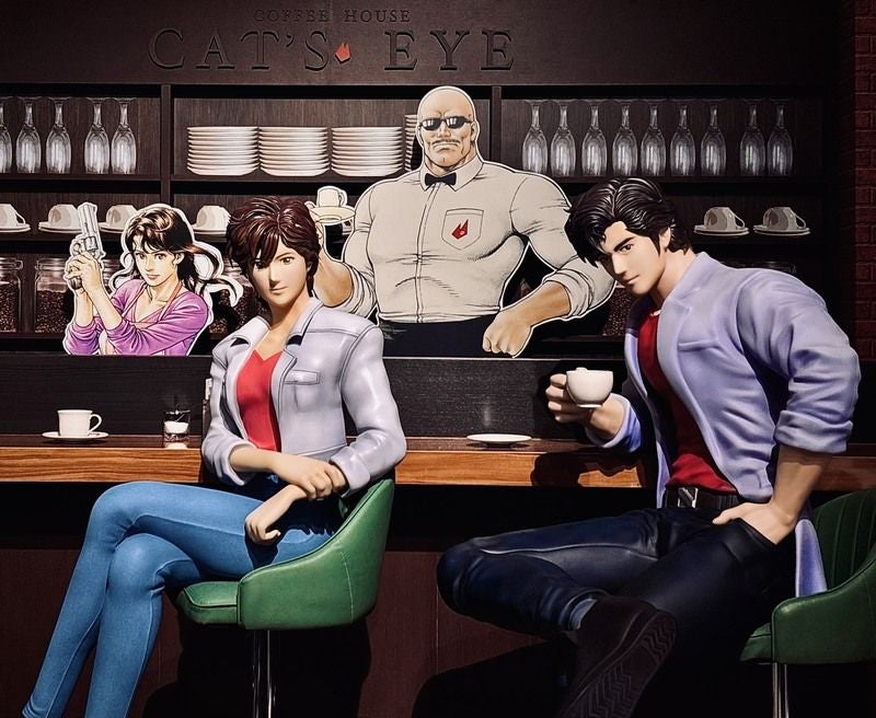 Life-size statues of Ryo Saeba and Kaori Makimura at the Cat's Eye Café photo spot in the City Hunter exhibition