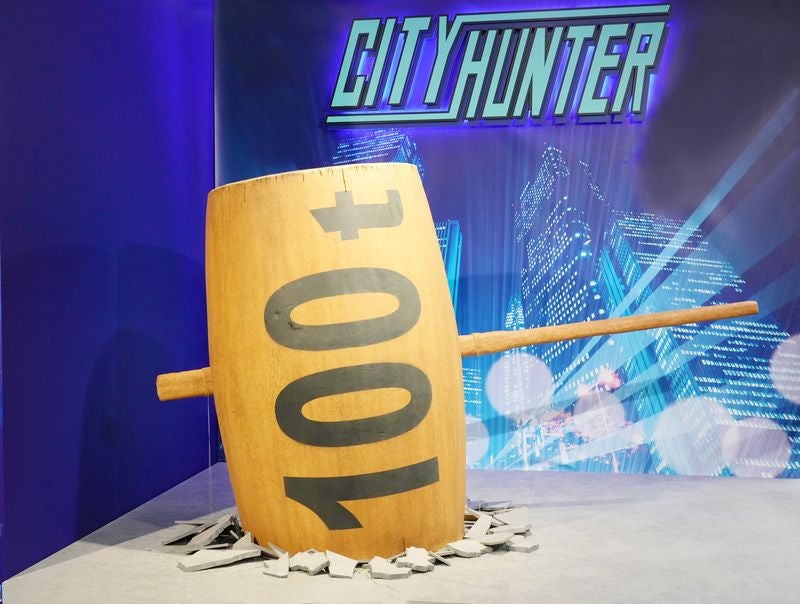 The 100t hammer installation at the City Hunter original art exhibition in Namba Parks
