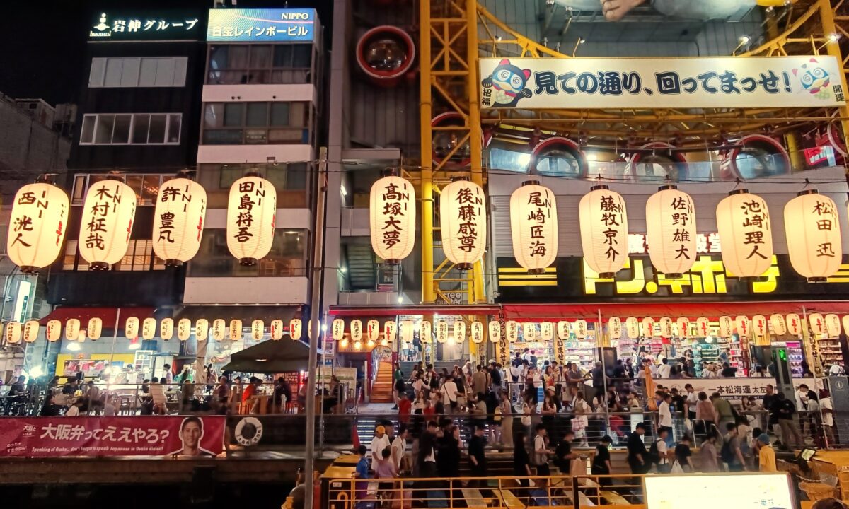 道頓堀の夜：2,100基の提灯が運河を夏の幻想的な光景に変える