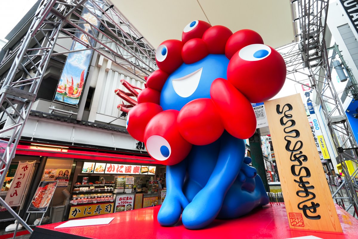 Myakumyaku monument on display in Dotonbori with the Kani Doraku building and crowds